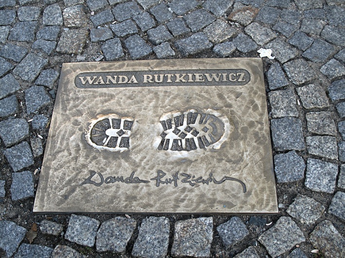 ślad Wandy Rutkiewicz, pierwszej Europejki, która zdobyła Everest i pierwszej kobiety na świecie, która zdobyła K2. Zdobyła 8 z 14 ośmiotysięczników