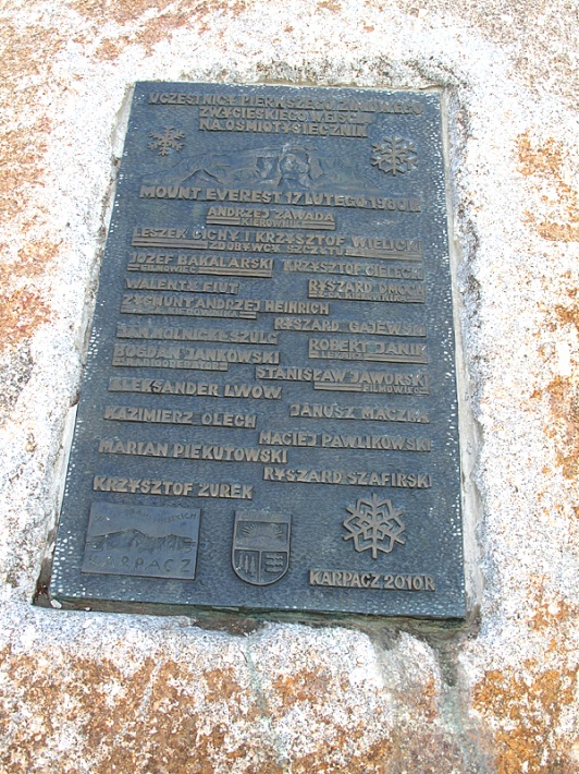 tablica umieszczona na Zimowym Kamieniu Everestu, upamiętniająca wszystkich członków zimowej wyprawy na najwyższą górę świata w 1980 roku