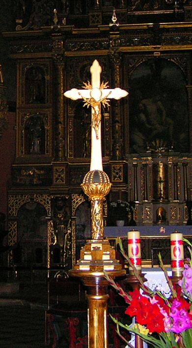 Kolegiata w Bieczu - krucyfiks ołtarzowy