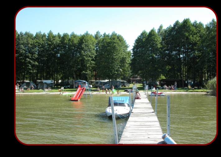 Widok na jeden z licznych campingów nad jeziorem Niegocin w miejscowości Rydzewo
