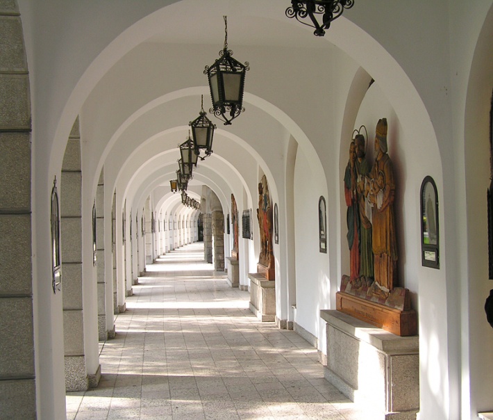 Limanowa - sanktuarium Maryjne - krużganki z Madonnami