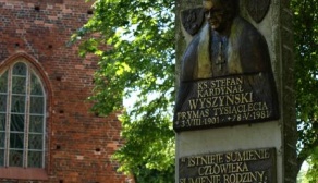 Pomnik ks kard S. Wyszyńskiego w Sławnie