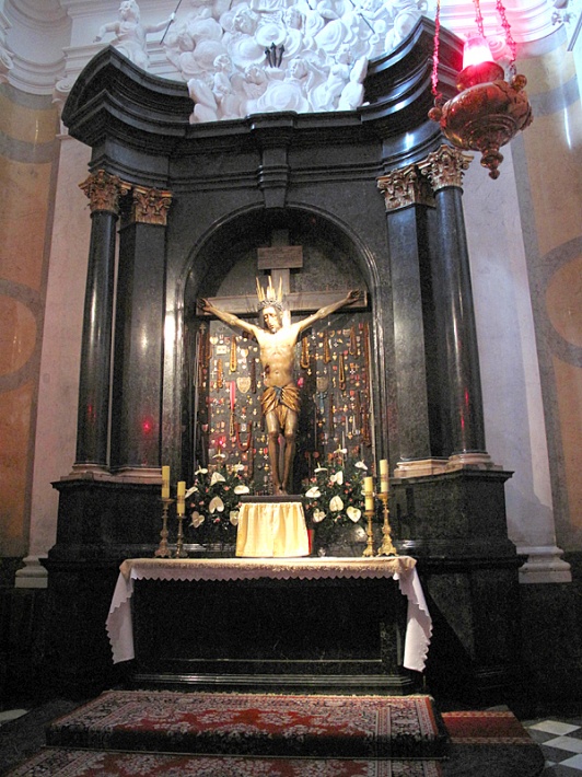 kaplica Baryczków - XVI-wieczna cudowna figura Chrystusa Ukrzyżowanego