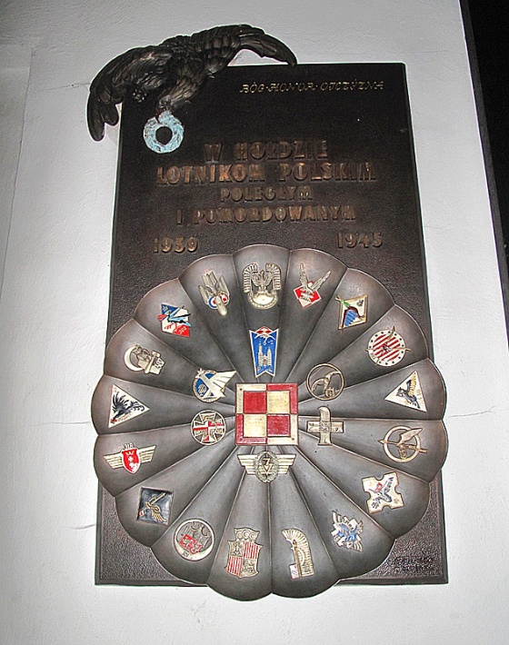 tablica poświęcona lotnikom poległym w czasie II wojny światowej