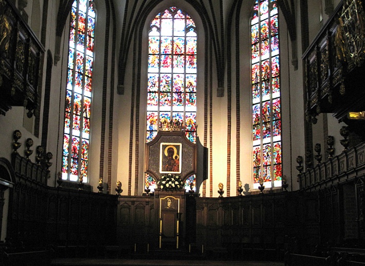 prezbiterium - kopia obrazu jasnogórskiego w zwieńczeniu tronu biskupiego