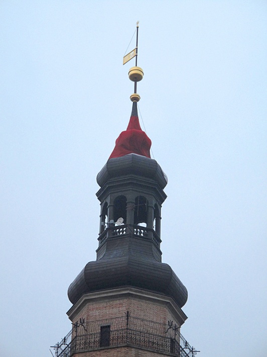 Głogów - hełm wieży ratuszowej w czapce św. Mikołaja, patrona miasta