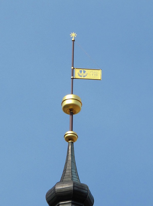 ratusz w Głogowie - chorągiewka wiatrowskazu na wieży ratuszowej