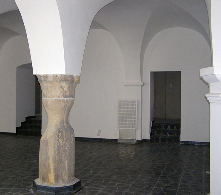 Głogowski ratusz - dawny odwach, o tę kolumnę podobno żołnierze napoleońscy ostrzyli białą broń