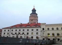 Głogów - hełm wieży ratuszowej w czapce św. Mikołaja, patrona miasta