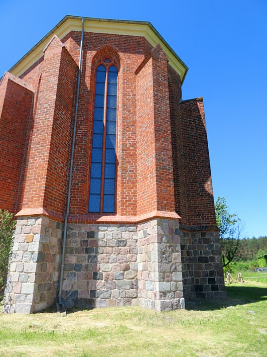 Chwarszczany - kaplica templariuszy, ściany prezbiterium