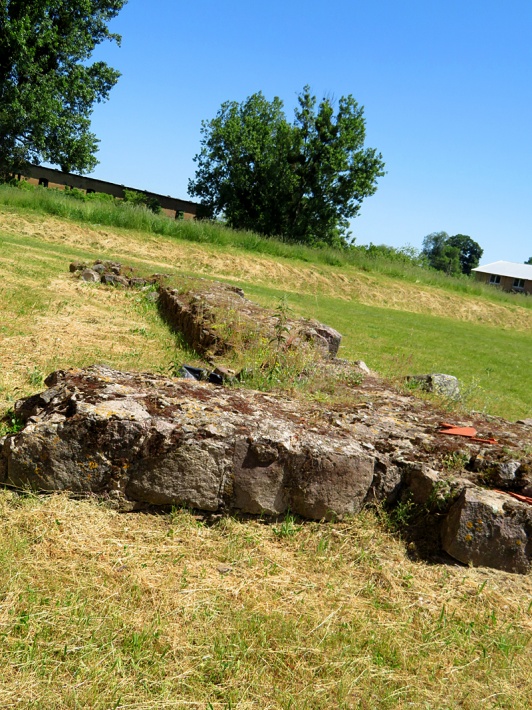 Chwarszczany - granitowe ruiny budowli wzniesionej przez joannitów w okresie późnego średniowiecza