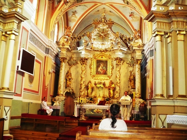 Rokokowy ołtarz główny z obrazem Matki Bożej Świeckiej
