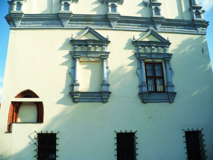 Renesansowa dekoracja okien i gotycki łuk pierwszego ratusza