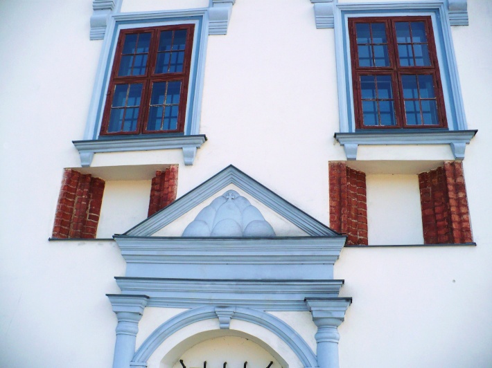 Herb miasta Chełmna w tympanonie fasady ratusza