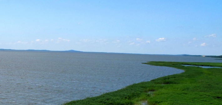 Jezioro Łebsko - w oddali góra Rowokół, z prawej wędrująca wydma