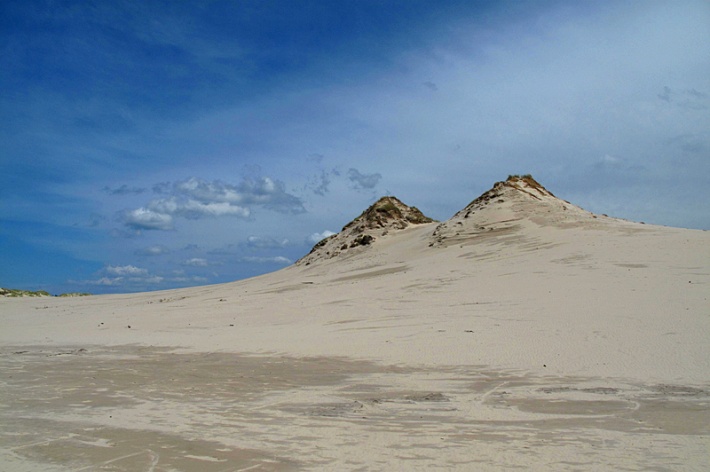 malownicze piaszczyste góry w wielkiej piaskownicy