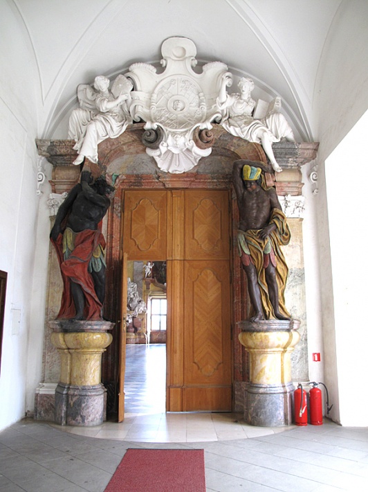portal Sali Książęcej w pałacu opatów