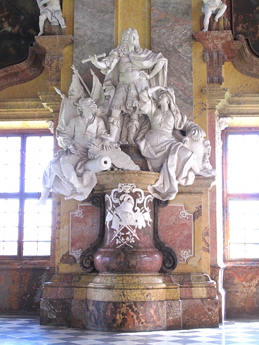 Sala Książęca - jedna z rzeźb gloryfikujących dynastię Habsburgów