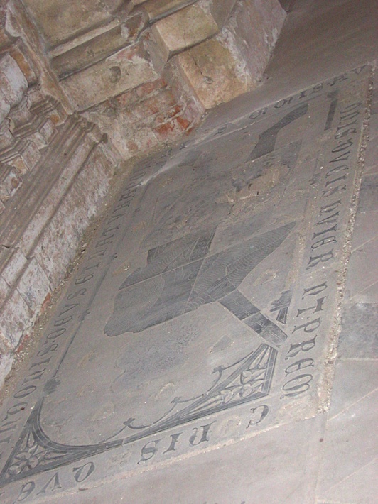 kościół klasztorny - płyty nagrobne w posadzce prezbiterium