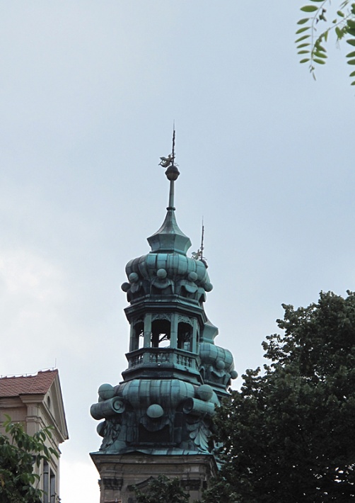 barokowe hełmy na wieżach klasztornego kościoła NMP