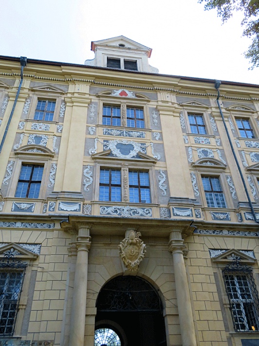 Dawne opactwo cysterskie w Lubiążu - odrestaurowana część elewacji zachodniej