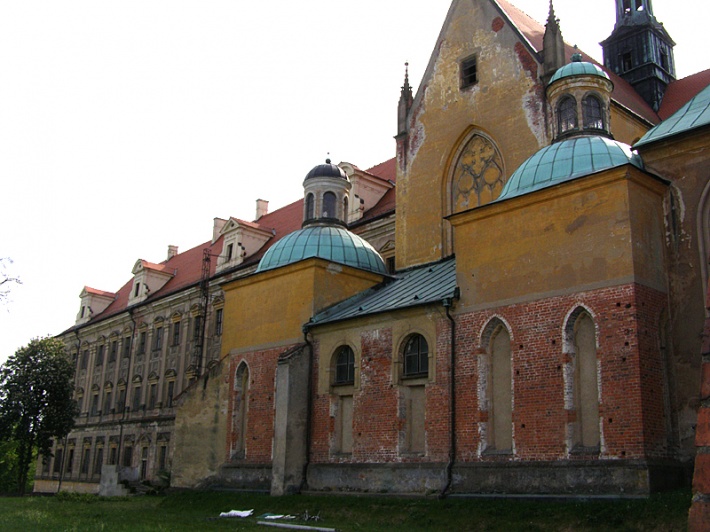 kościół i klasztor od strony wschodniej - widok z pałacu opatów