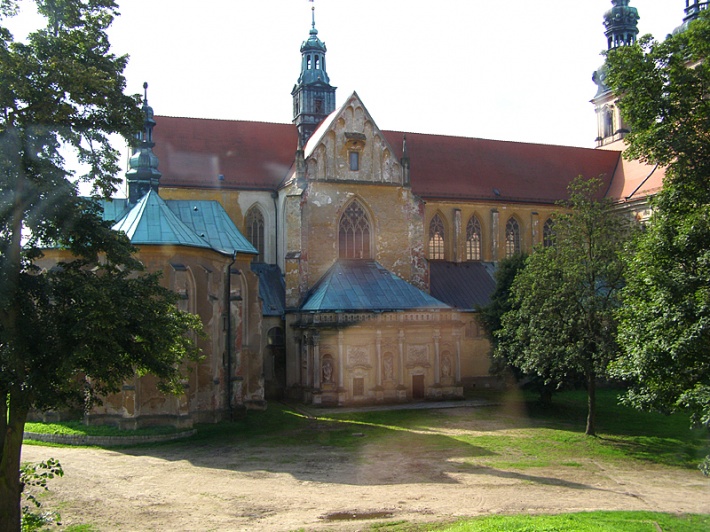 północna ściana kościoła klasztornego z książęcą kaplicą grobową i Kaplicą Loretańską - widok z pałacu opatów