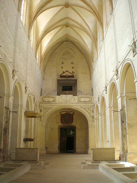 ogołocony kościół klasztorny - strona zachodnia