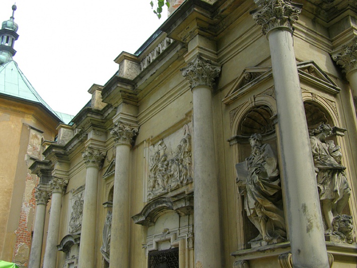 rzeźbiarska dekoracja ścian zewnętrznych Kaplicy Loretańskiej