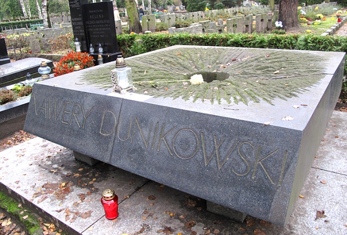 grób Xawerego Dunikowskiego - rzeźbiarza
