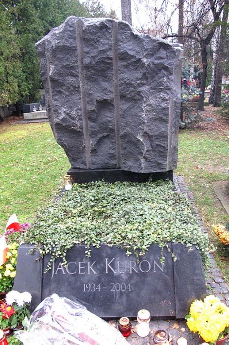 grób Jacka Kuronia - historyka, polityka, współzałożyciela KOR, posła na Sejm