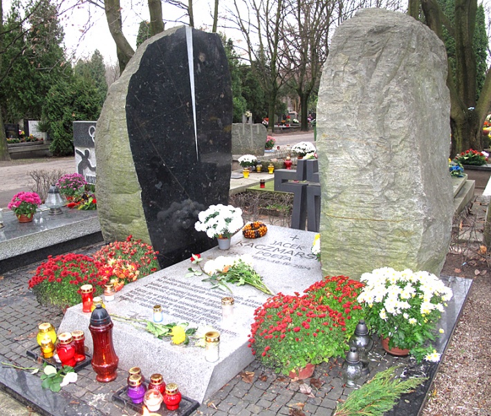 grób Jacka Kaczmarskiego - poety, prozaika, piosenkarza, gitarzysty, barda pierwszej Solidarności