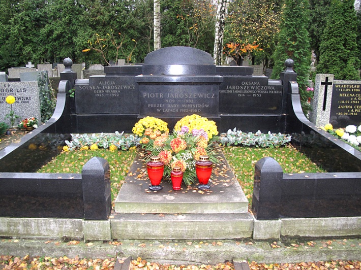 grób Piotra Jaroszewicza wraz z rodziną - premiera, polityka, gen. dywizji WP