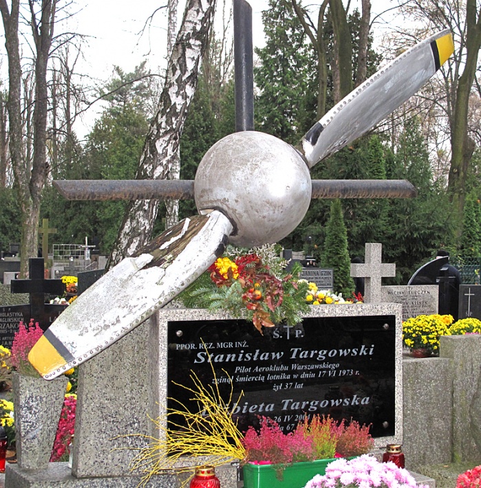 grób pilota Stanisława Targowskiego ozdobiony śmigłem