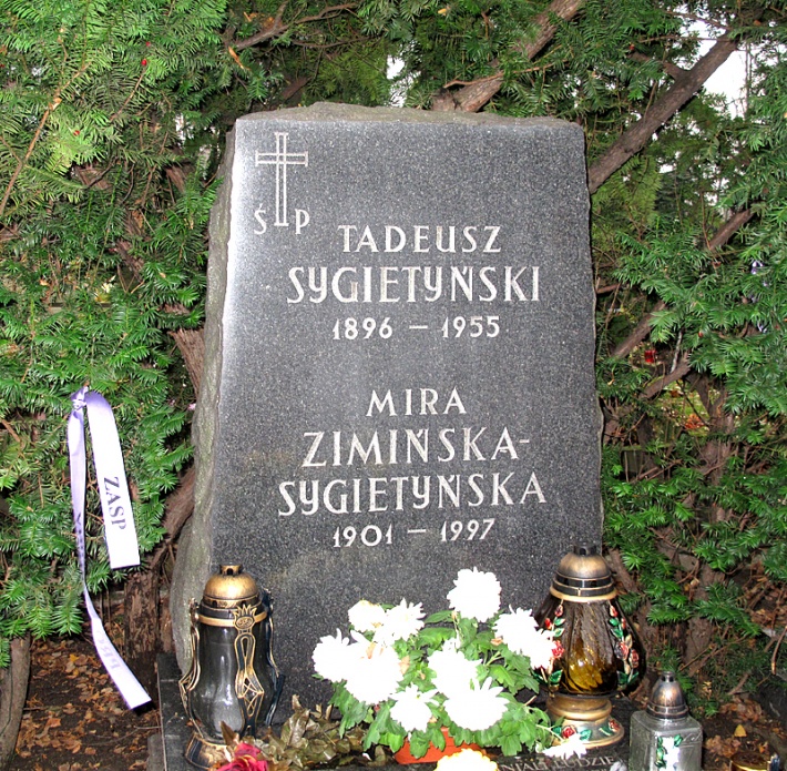 grób Tadeusza Sygietyńskiego i Miry Zimińskiej-Sygietyńskiej - twórców Zespołu Pieśni i Tańca &quot;Mazowsze&quot;