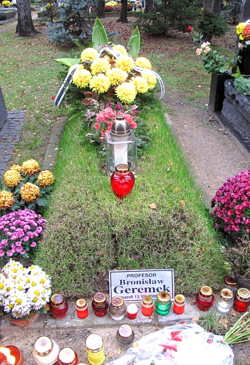 grób Bronisława Geremka - historyka, polityka, Ministra Spraw Zagranicznych, posła na Sejm, posła do Parlamentu Europejskiego