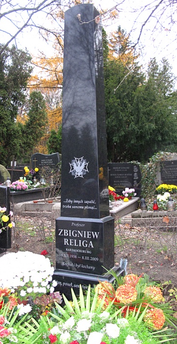 grób Zbigniewa Religi - kardiologa, który dokonał pierwszego udanego przeszczepu serca, polityka, Ministra Zdrowia