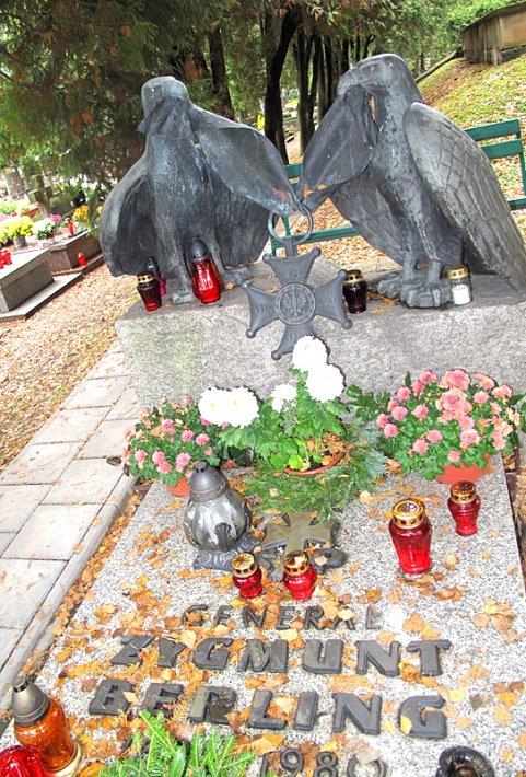 grób Zygmunta Berlinga - generała broni WP, dowódcy 1 Dywizji Piechoty im. T. Kościuszki