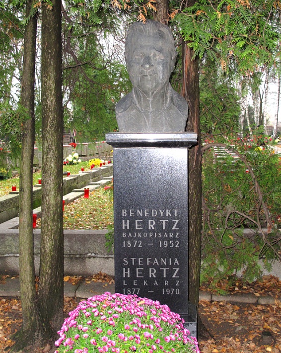 grób Benedykta Hertza - pisarza, satyryka, dziennikarza, bajkopisarza