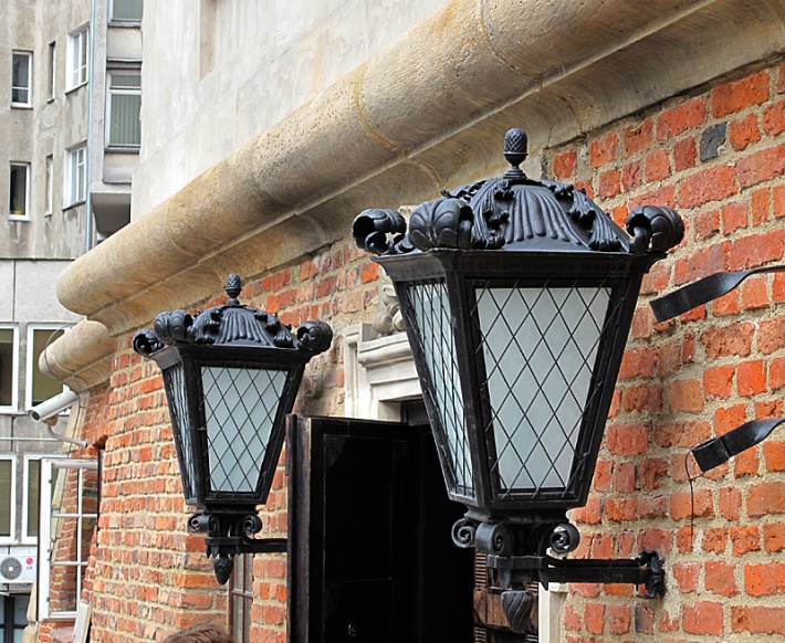 lampy oświetlające wejście do pałacu