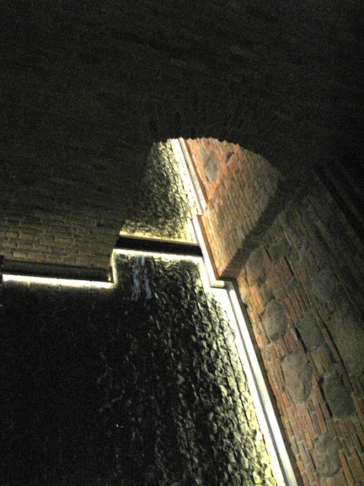 podziemia zamku - poziom poniżej ulicy Tamka, płynąca woda przypomina legendę o Złotej Kaczce