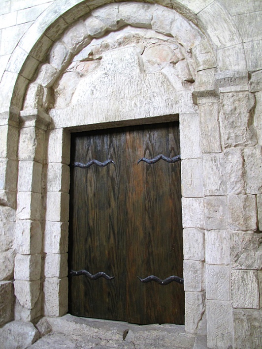 odsłonięty fragment murów kościółka św. Wojciecha z 1110 roku, z romańskim portalem