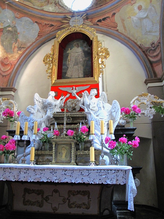 kaplica bł. Wincentego Kadłubka - ołtarz z jego relikwiami