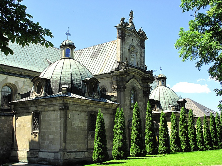 kościół klasztorny - strona północna z barokowym szczytem transeptu i dwoma kaplicami