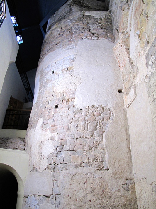 odsłonięte fragmenty wieży przedcysterskiego kościółka św. Wojciecha z 1110 roku