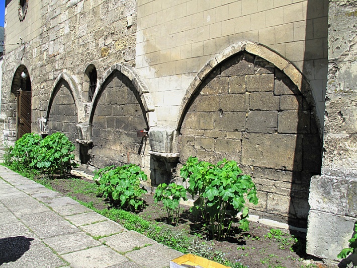 ślad na murze klasztornym po wschodnim skrzydle klasztoru