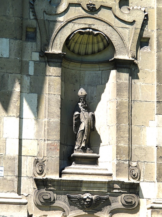 kościół klasztorny - figura cystersa biskupa w niszy elewacji wschodniej