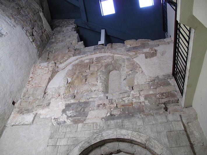 odsłonięty fragment murów romańskiego kościółka św. Wojciecha z 1110 roku