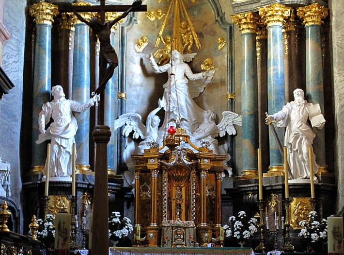 kościół klasztorny - ołtarz główny z figurami wniebowzięcia i tabernakulum