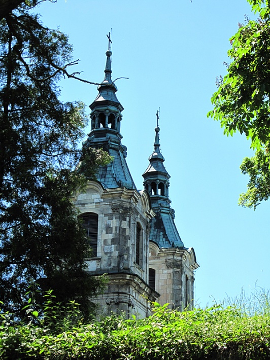 barokowe wieże kościoła klasztornego